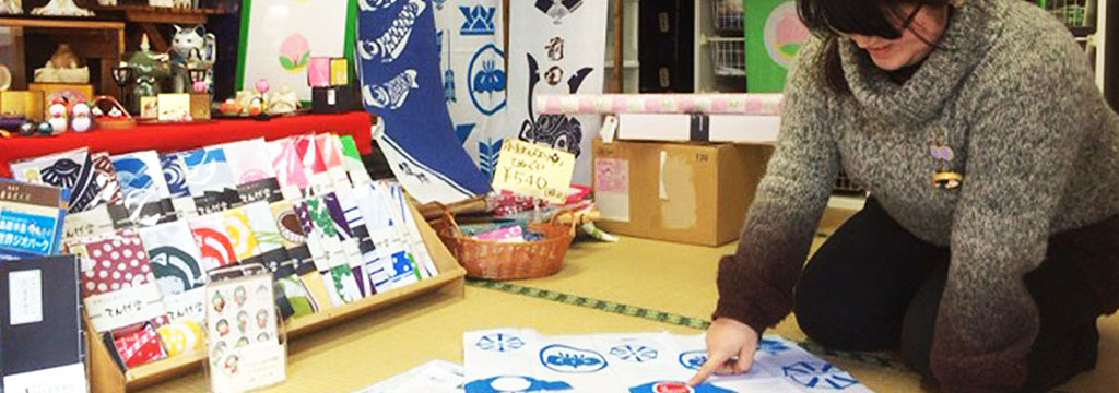 製品と仕上がりイメージをお客さまへご案内している染職人